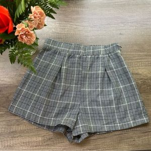 Plaid pleated shorts